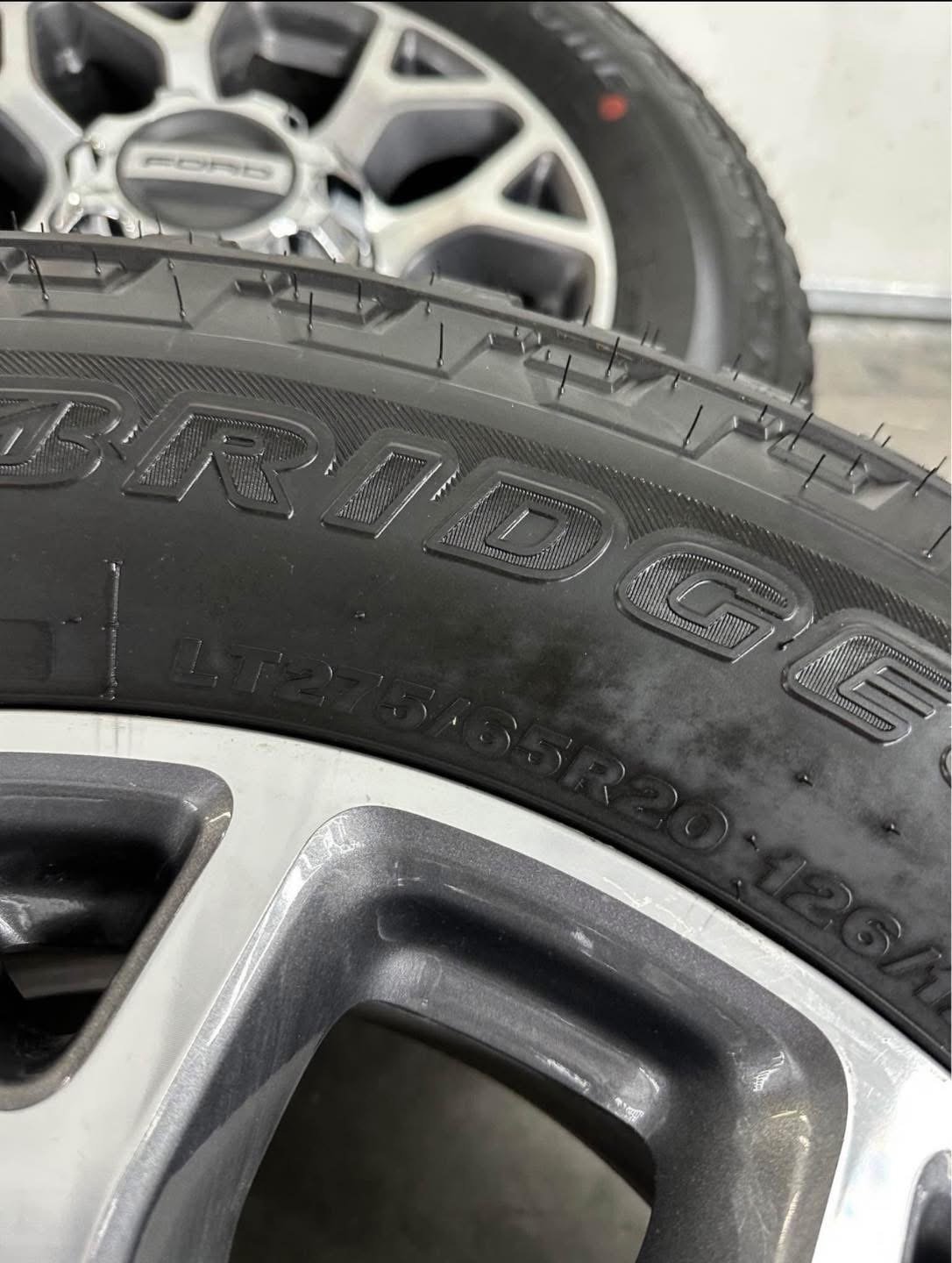 20in OEM f350 snowflake wheels 275/65/20 Bridgestone dueler a/t tires Wheels are 20in OEM wheels off a 2024 ford f350 Powetstroke. - Image 9