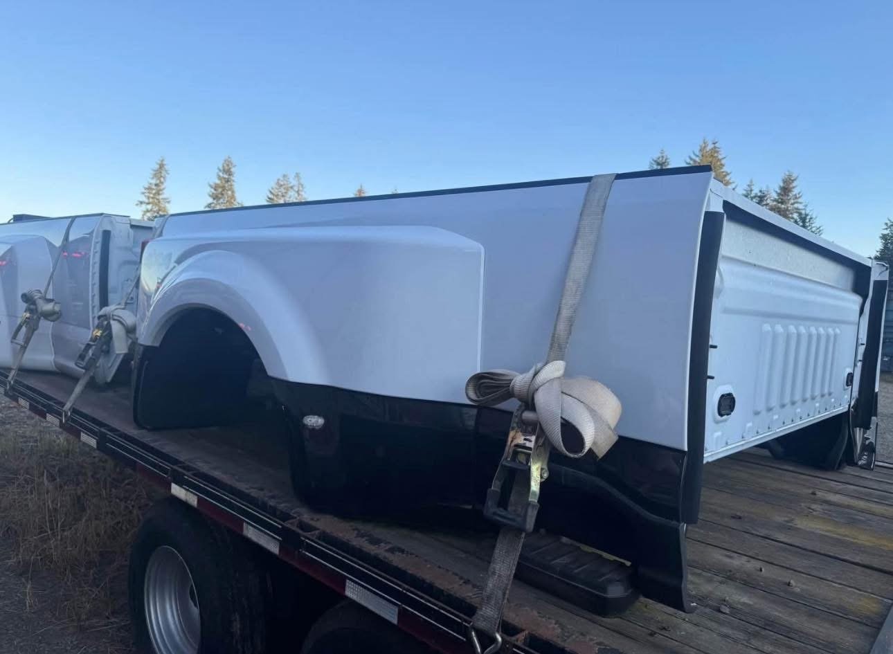 2023 f450 king ranch 8’ dually bed, two tone white/brown, w/taillights & tailgate - - Image 3