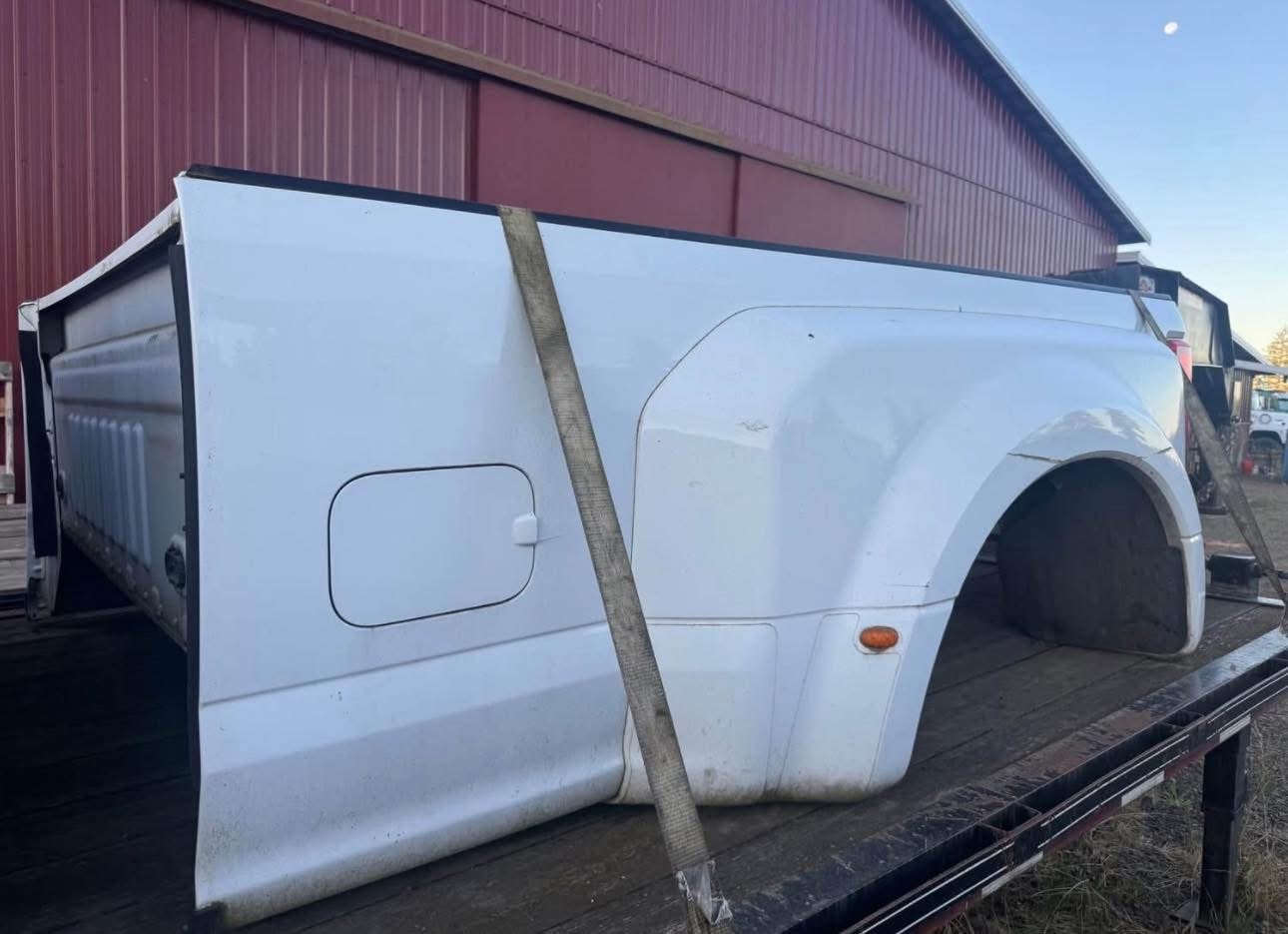 2023 f450 king ranch 8’ dually bed, two tone white/brown, w/taillights & tailgate - - Image 6