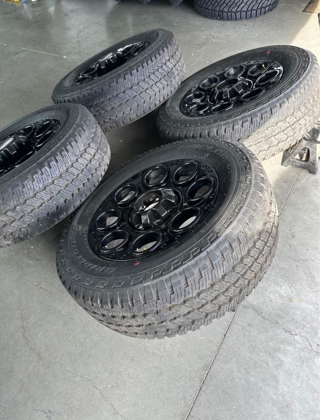 20in OEM F350 superduty FX4 package rims 275/65/20 Bridgestone dueler all terrain tires Wheels are 20in OEM wheels off a 2026 ford f350 sport FX4 upgrade package. - Image 4