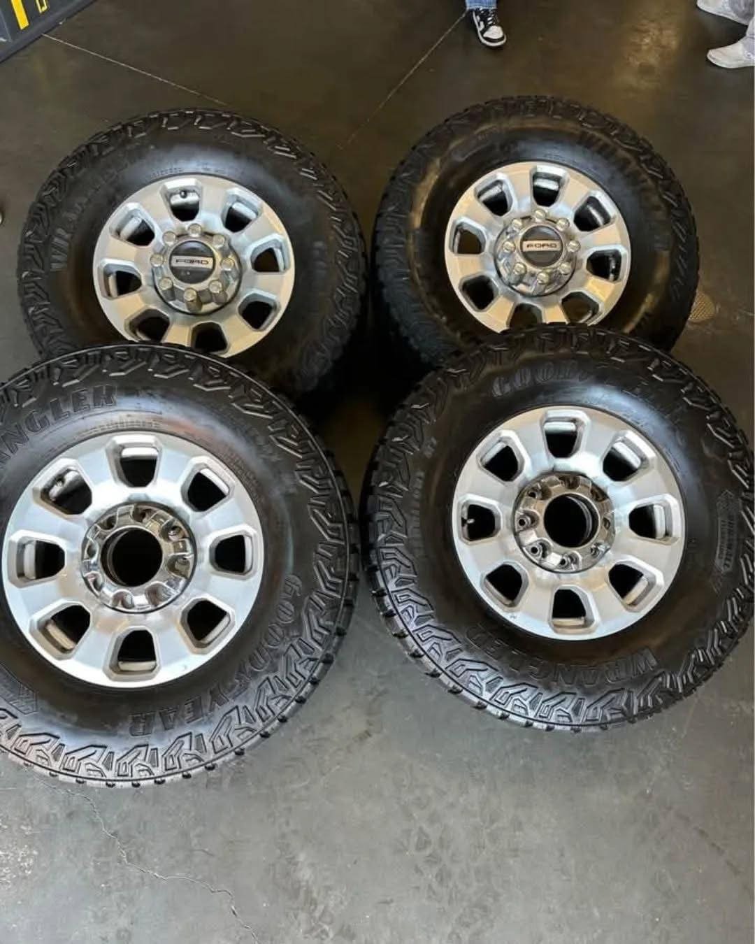 2024 f250 f350 OEM 18in wheels/305/70/18 wrangler tires - Image 9