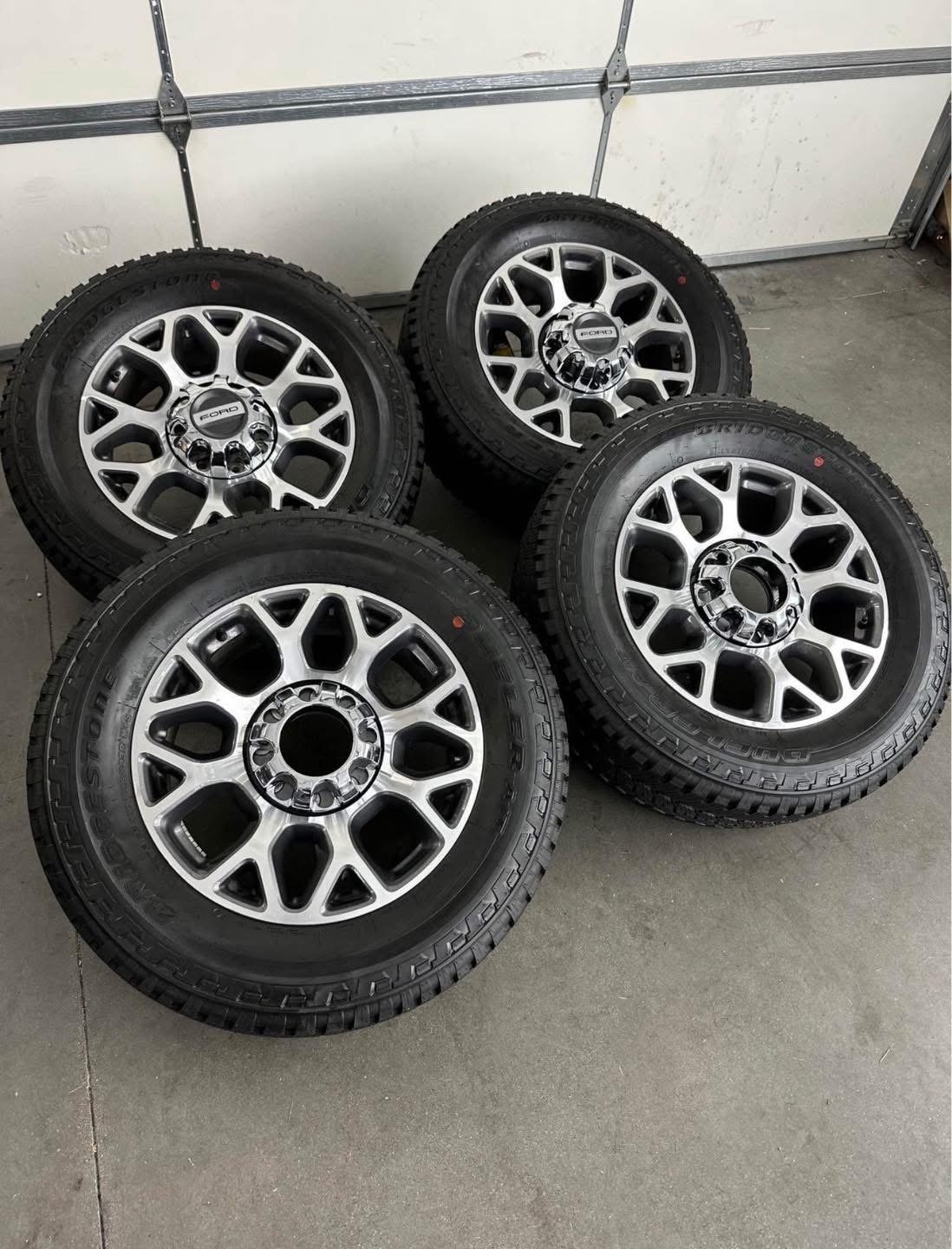 20in OEM f350 snowflake wheels 275/65/20 Bridgestone dueler a/t tires Wheels are 20in OEM wheels off a 2024 ford f350 Powetstroke. - Image 3
