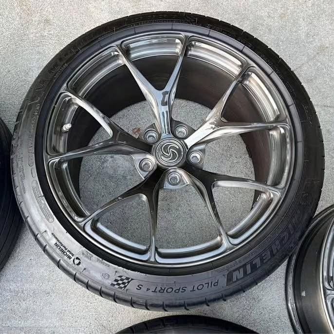 forged Signature SV104 wheels in Brushed Smoke Tinted (also known as Brushed Dark). Includes OEM TPMS. F: 19 x 9.5 ET18\n- Michelin Pilot Sport 4S (255 35 19) R: 19 x 11 ET37 Michelin Pilot Sport 4S (295 35 19) Front tires are in great condition, 7-8 32nds tread depth and date codes 46 21 Rear tires are also in great condition,Tread depth 7\/32nds on the Cup 2’s, date codes 32 22 \n\nThe wheels are overall in 9.5 10 - Image 5