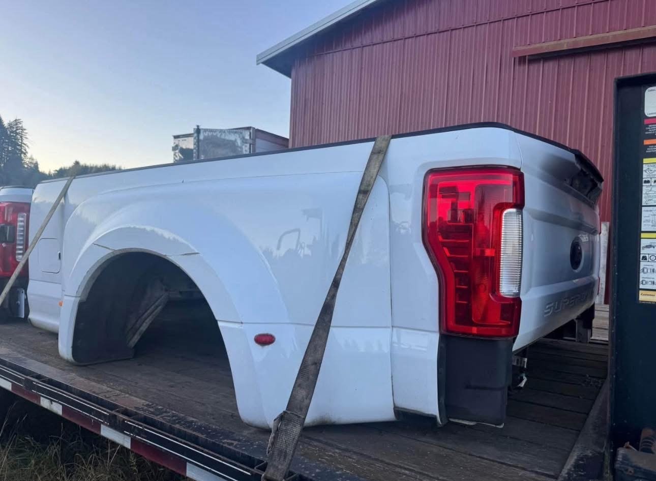 2023 f450 king ranch 8’ dually bed, two tone white/brown, w/taillights & tailgate - - Image 7