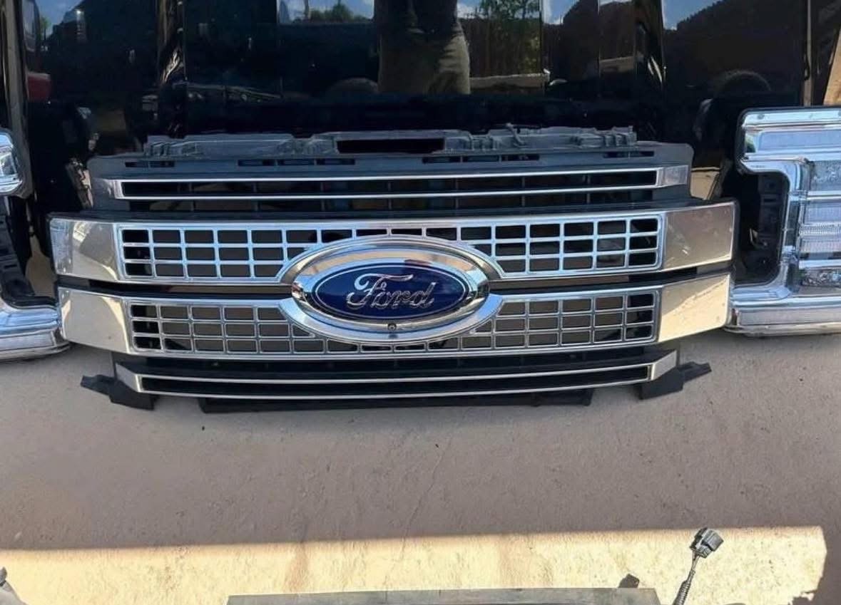 2017-2019 Ford F250/F350 Platinum Front End Clip*: Brand new, complete front end assembly in OEM condition. - Image 7