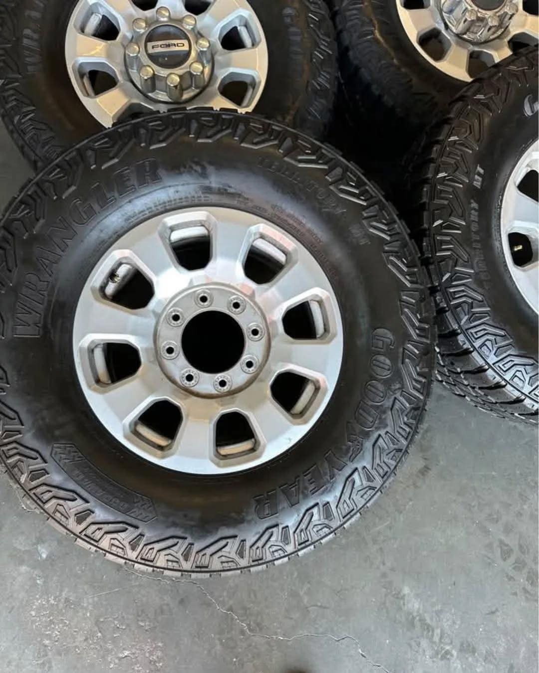 2024 f250 f350 OEM 18in wheels/305/70/18 wrangler tires - Image 5