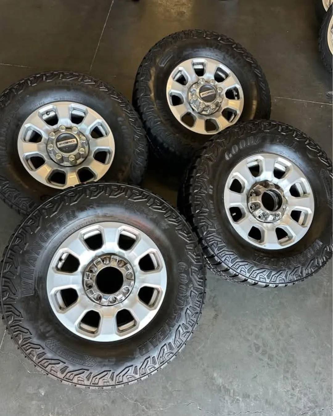 2024 f250 f350 OEM 18in wheels/305/70/18 wrangler tires