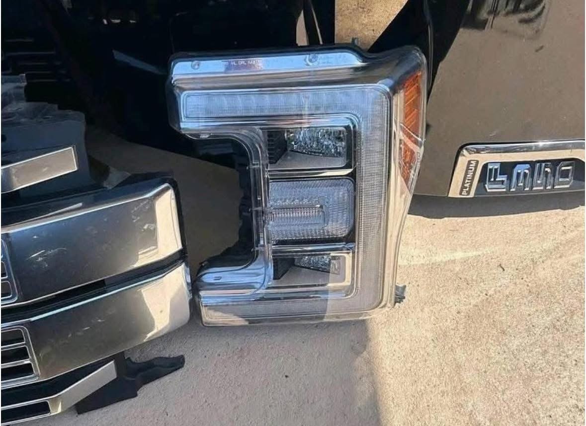 2017-2019 Ford F250/F350 Platinum Front End Clip*: Brand new, complete front end assembly in OEM condition. - Image 4