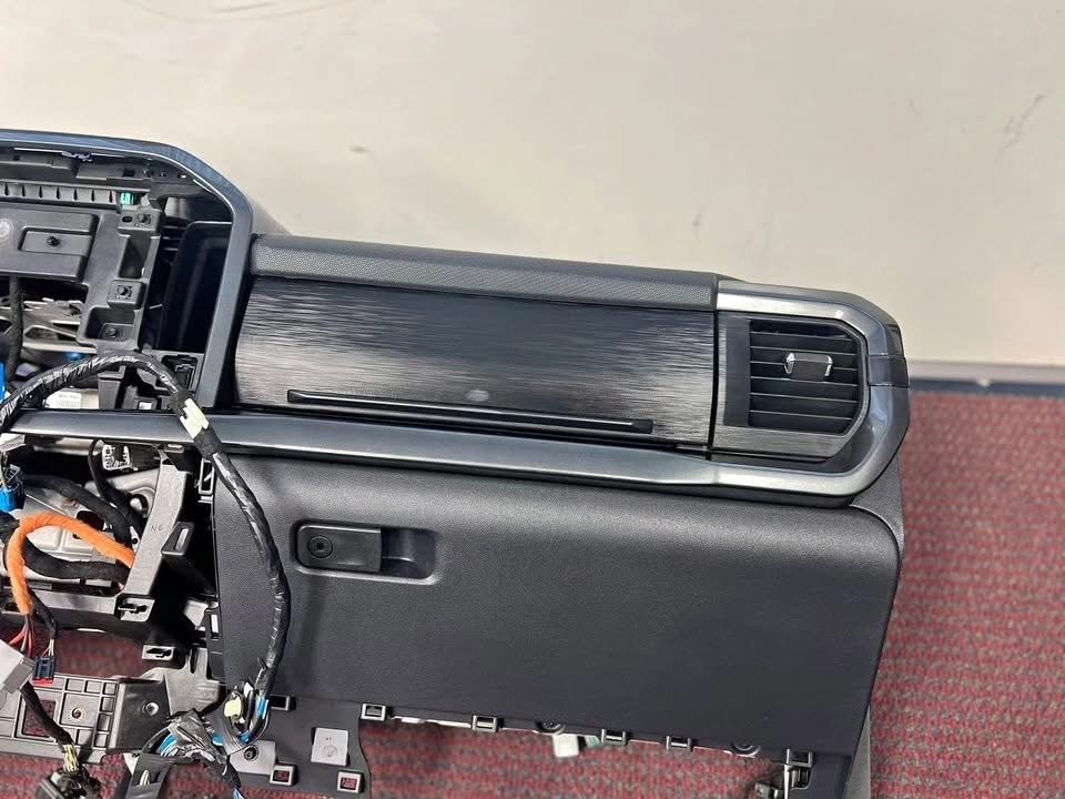 2022 FORD F150 LARIAT DASH DASHBOARD TRIM ASSEMBLY WITH MOUNTING BRACKET AND WIRES. - Image 11