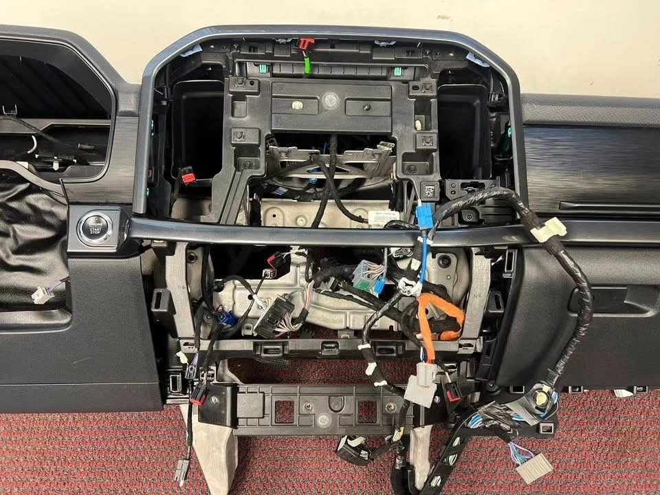 2022 FORD F150 LARIAT DASH DASHBOARD TRIM ASSEMBLY WITH MOUNTING BRACKET AND WIRES. - Image 4