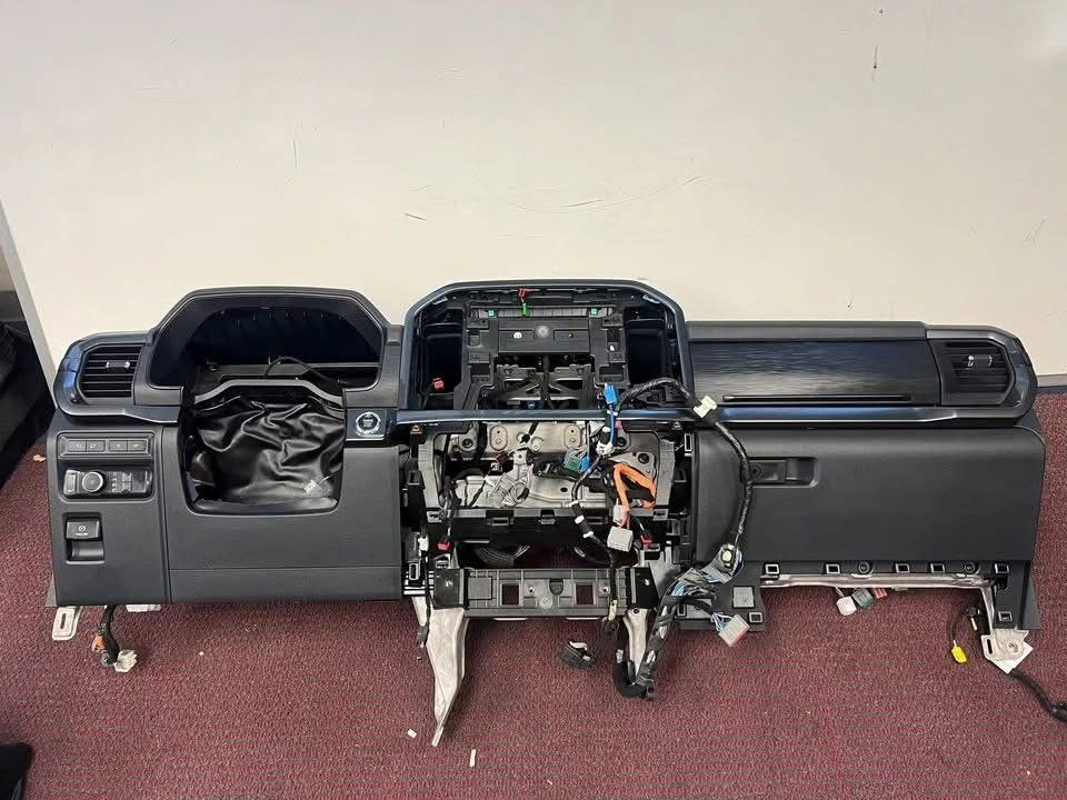 2022 FORD F150 LARIAT DASH DASHBOARD TRIM ASSEMBLY WITH MOUNTING BRACKET AND WIRES.