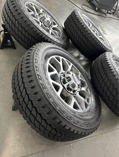 20in OEM f350 snowflake wheels 275/65/20 Bridgestone dueler a/t tires Wheels are 20in OEM wheels off a 2024 ford f350 Powetstroke. - Image 6