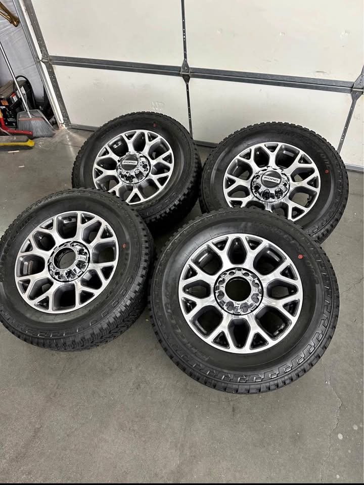 20in OEM f350 snowflake wheels 275/65/20 Bridgestone dueler a/t tires Wheels are 20in OEM wheels off a 2024 ford f350 Powetstroke.