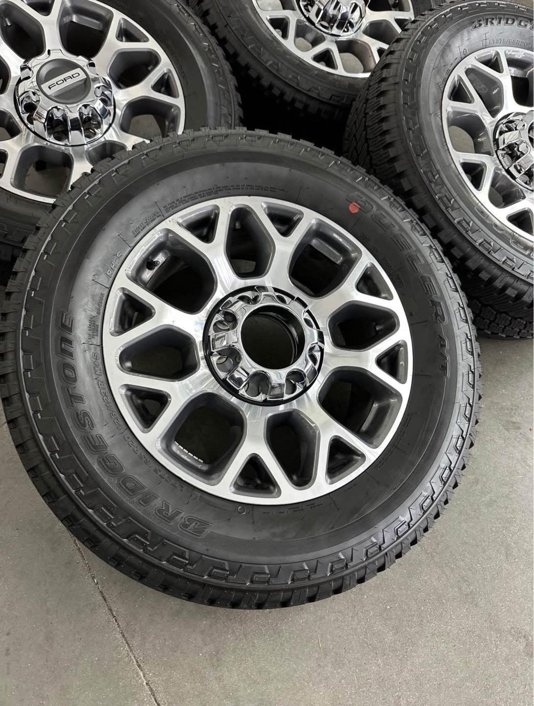 20in OEM f350 snowflake wheels 275/65/20 Bridgestone dueler a/t tires Wheels are 20in OEM wheels off a 2024 ford f350 Powetstroke. - Image 5