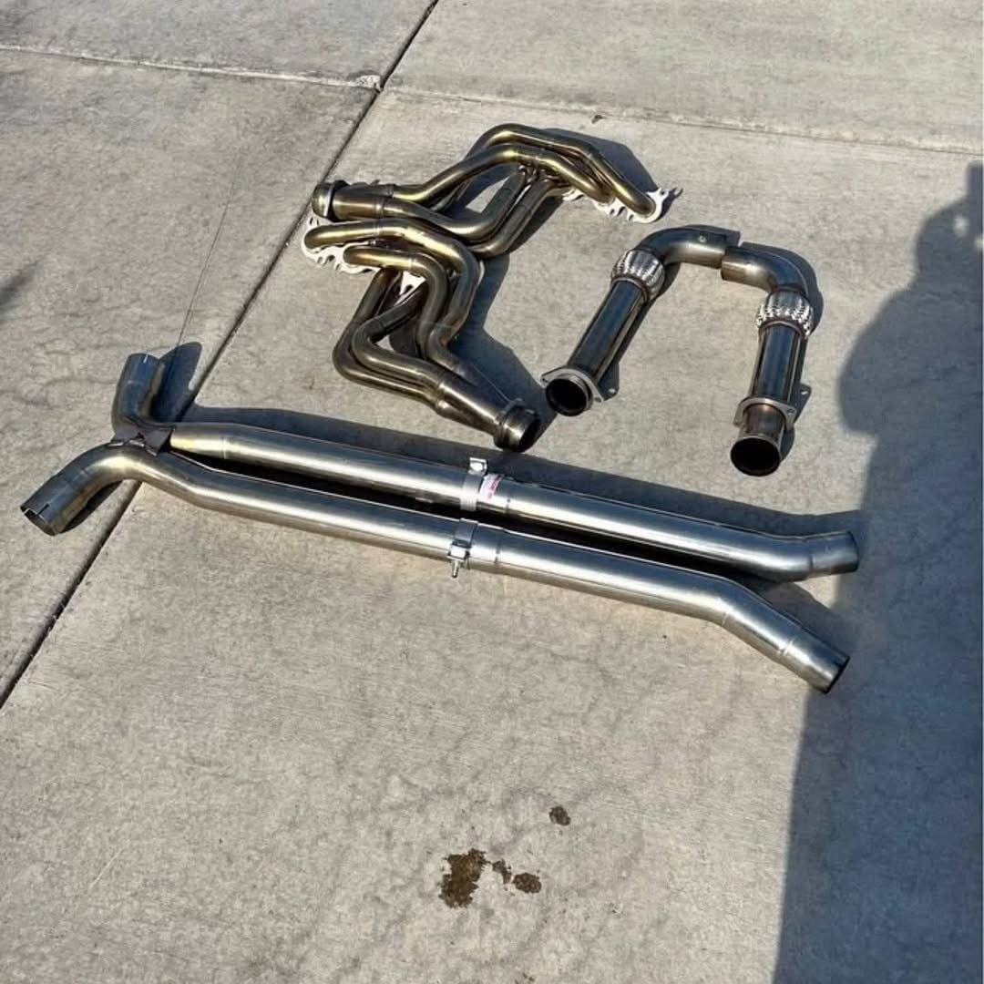 GT350 2015+ Kooks Long Tube Headers\n \nFits 2015+ Ford Mustang Shelby GT350\/GT350R\nAlso fits 2020 Mustang GT500 supercharged.\n1 3\/4” x 1 7. 8” x 3” headers These are in like new. Gaskets and all hardware is included Only ran for 200 miles on car