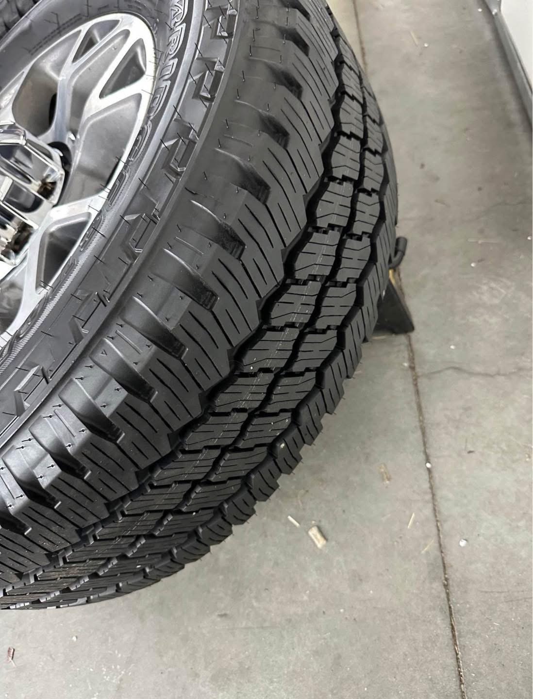 20in OEM f350 snowflake wheels 275/65/20 Bridgestone dueler a/t tires Wheels are 20in OEM wheels off a 2024 ford f350 Powetstroke. - Image 8