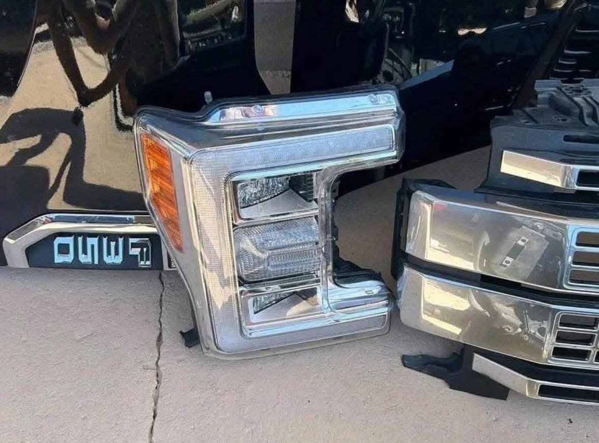 2017-2019 Ford F250/F350 Platinum Front End Clip*: Brand new, complete front end assembly in OEM condition. - Image 3