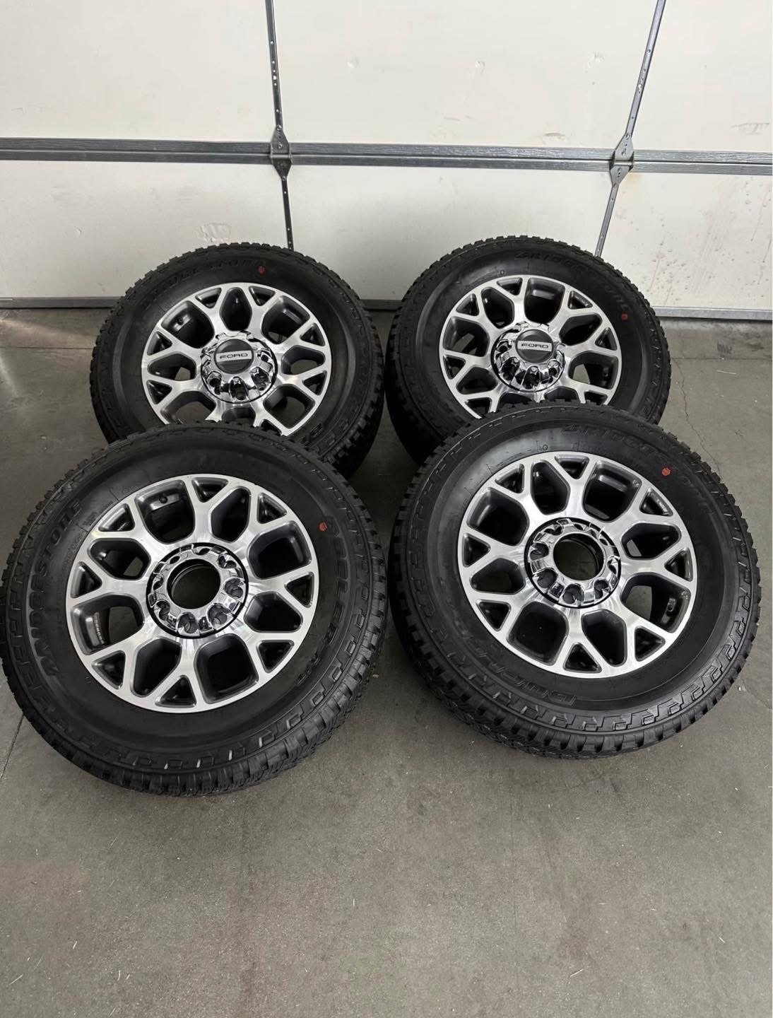 20in OEM f350 snowflake wheels 275/65/20 Bridgestone dueler a/t tires Wheels are 20in OEM wheels off a 2024 ford f350 Powetstroke. - Image 4