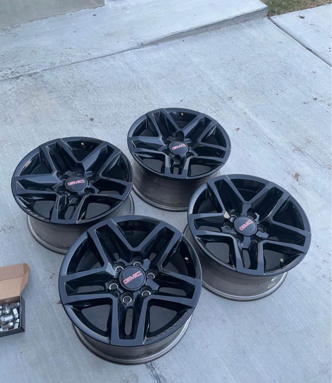 4-Gmc Sierra 1500 Yukon Rims 18” almost new in excellent condition,less then 1000 miles, - Image 2